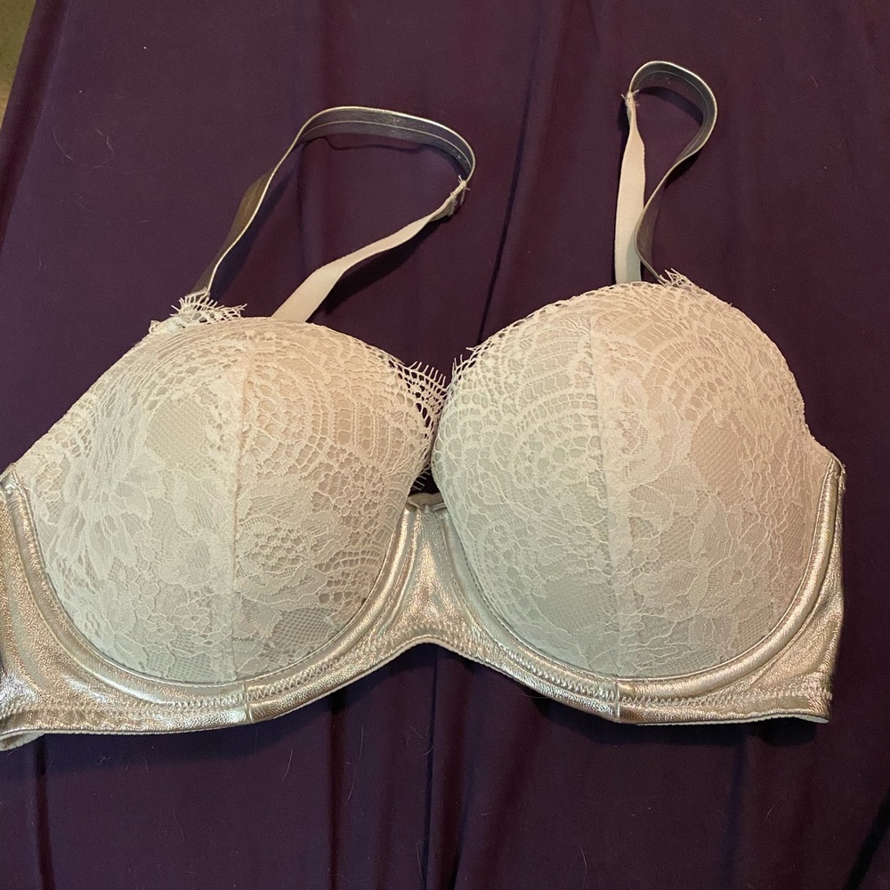 EUC VS White Lace Bra w/ Silver Metallic 32DD